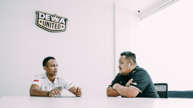 Kaleb Ramot Gemilang bersama pelatih Dewa United Persebaya, Andika Saputra