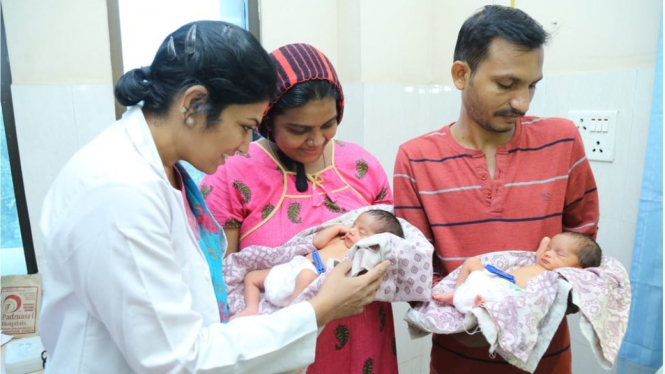 Foto kelahiran kembar di Padmasari Hospital. BBC Indonesia