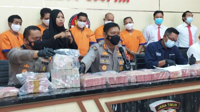 Polisi merilis pengungkapan kasus pemalsuan uang dengan tersangka lima orang dalam konferensi pers di Markas Polda Jawa Timur di Surabaya, Kamis, 7 Oktober 2021.