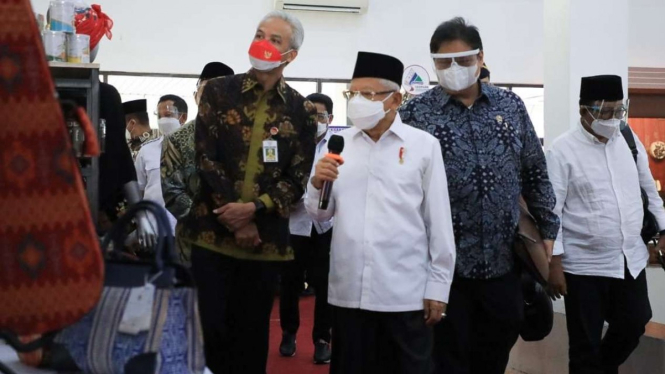 Wapres Ma'ruf Amin meninjau sentra vaksinasi gradhika, di Jawa Tengah.