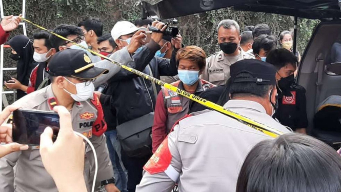 Petugas mengevakuasi tiga pria meninggal di gorong-gorong di Cipondoh.