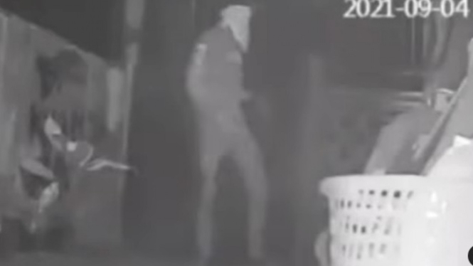 Viral Pencuri Bertopeng Celana Dalam Terekam CCTV (Instagram/fakta.indo)