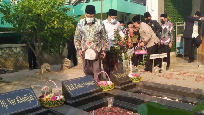 Ketua Umum NU Said Aqil Siroj saat berziarah di makam para pendiri NU di Jombang, Jawa Timur, pada Kamis, 7 Oktober 2021.