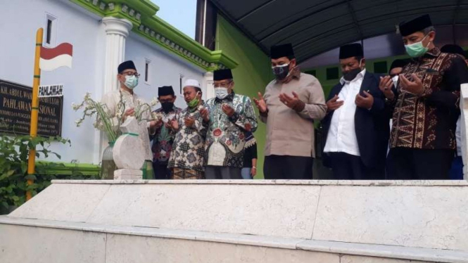 Ketua Umum NU Said Aqil Siroj bersama sejumlah petinggi NU saat berziarah di makam para pendiri organisasi itu di Jombang, Jawa Timur, pada Kamis, 7 Oktober 2021.