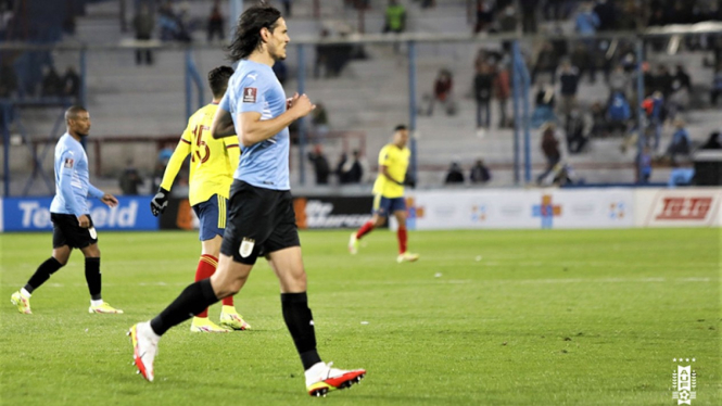 Edinson Cavani saat hadapi Kolombia dalam Kualifikasi Piala Dunia 2022