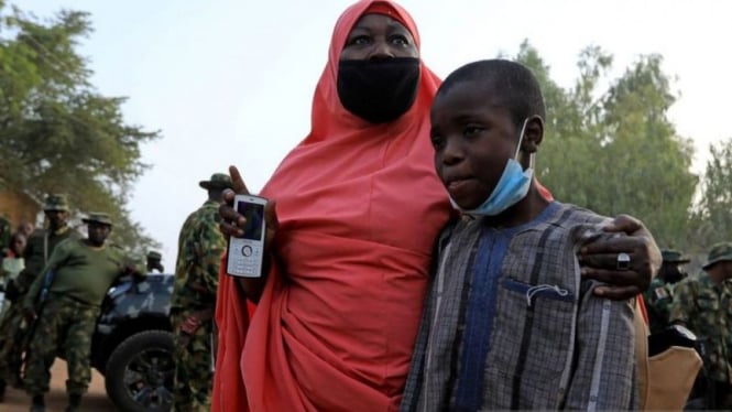 Seorang wanita bersama putranya yang diselamatkan oleh pasukan keamanan di Katsi