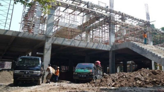 Sejumlah pekerja beraktivitas mengerjakan proyek pembangunanan gedung pertunjukan di kompleks Taman Budaya Raden Saleh, Semarang, Jawa Tengah, Kamis, 7 Oktober 2021.