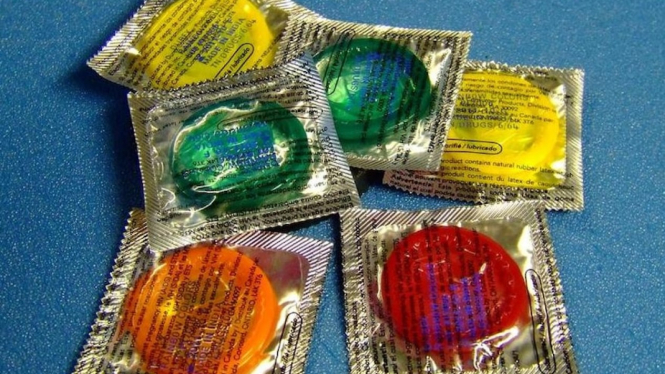 Pasangan bisa sepakat untuk melakukan hubungan seksual namun ketika kemudian salah satunya melepaskan kondom tanpa persetujuanÂ maka hal tersebut disebut stealthing. (Flickr: peachy92)