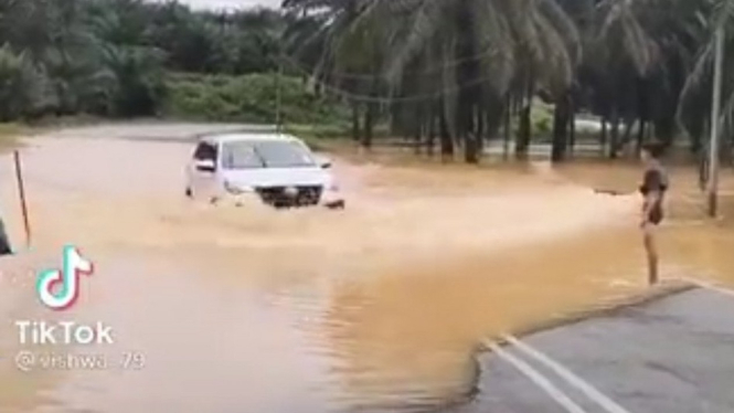 Toyota Fortuner terabas banjir
