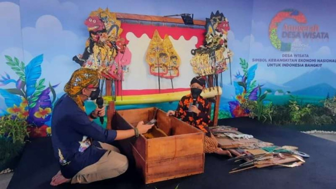 Menparekraf Sandiaga Uno dapat hadiah wayang dari dalang cilik.