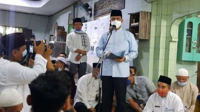 Gubernur DKI Jakarta Anies Baswedan memberi kata sambutan di Masjid Al-Mansyur.