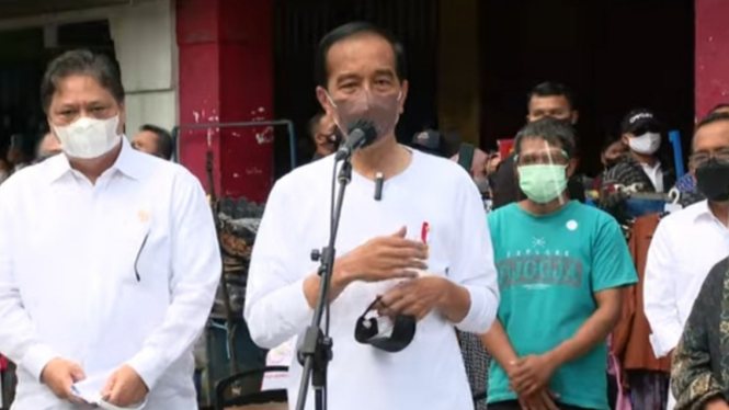 Presiden Jokowi salurkan bantuan tunai bagi PKL dan warung kecil se-Indonesia.