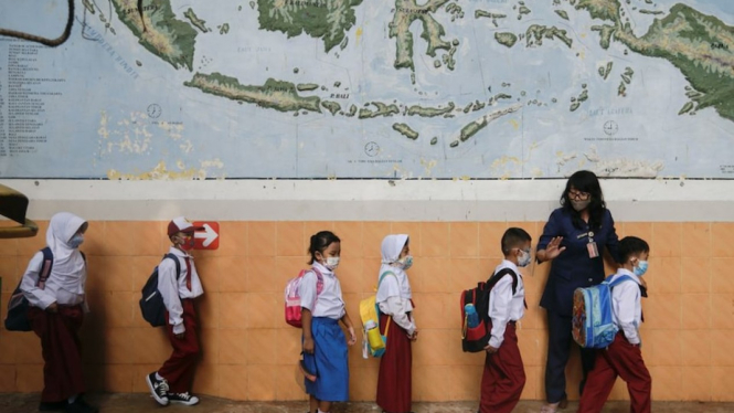Kebanyakan sekolah di Indonesia telah melakukan PTM sejak 6 September. (Reuters: Ajeng Dinar Ulfiana)