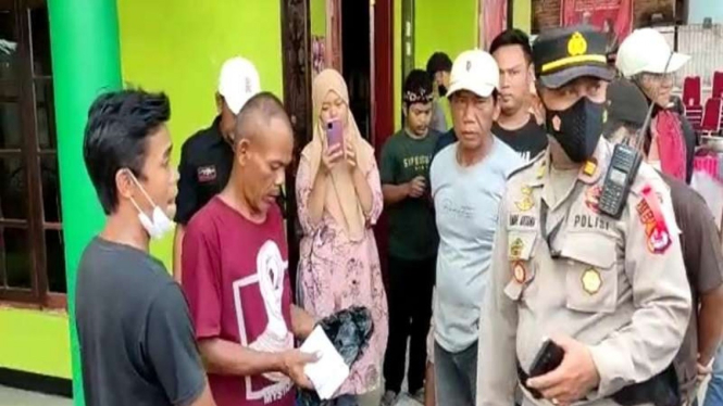 Polisi mengamankan warga yang terlibat politik uang di Pilkades di Tangerang