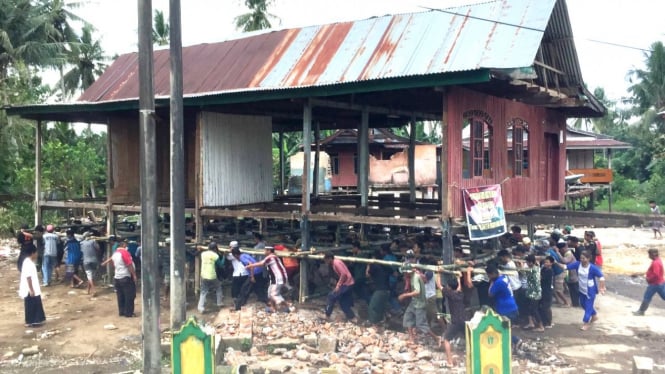 Tradisi angkat rumah panggung di masyarakat Suku Bugis.