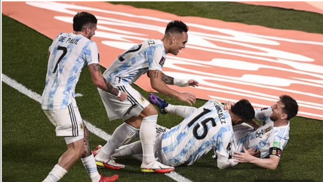 Para pemain Timnas Argentina merayakan gol. 