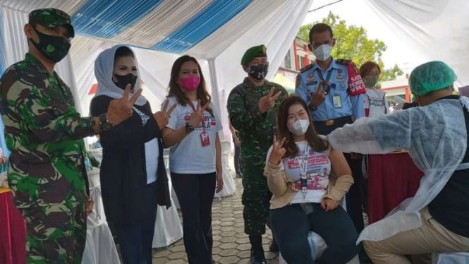 Masyarakat dan pelajar di Cirebon disuntik vaksin