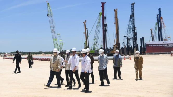 Presiden Jokowi bersama Menko Perekonomian dan Menteri BUMN di lokasi Groundbreaking Smelter Freeport Indonesia di Gresik.