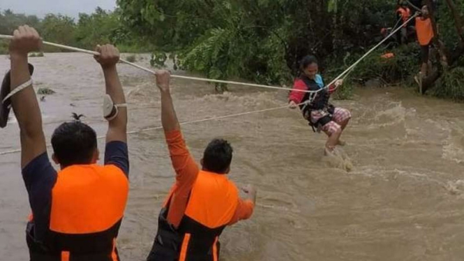 Tim SAR Filipina evakuasi warga yang terjebak sungai meluap akibat hujan lebat