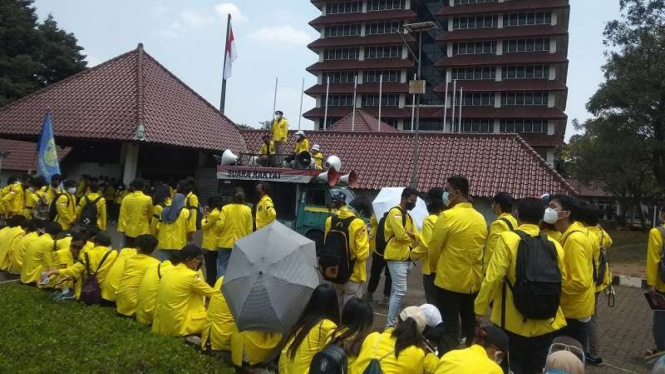 Aksi demonstrasi BEM UI di depan kantor Rektorat UI Depok