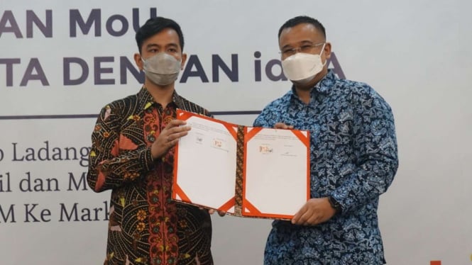 Wali Kota Solo Gibran Rakabuming Raka menandatangani MoU dengan idEA.