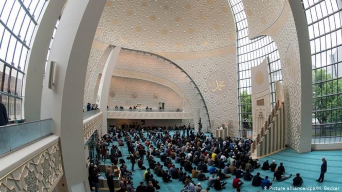 Jemaah sembayang di Masjid Koeln di Jerman.
