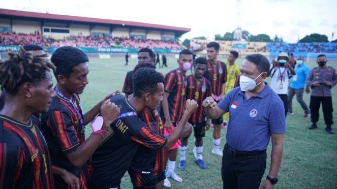 Menpora Zainudin Amali saat menyaksikan semifinal sepakbola PON XX