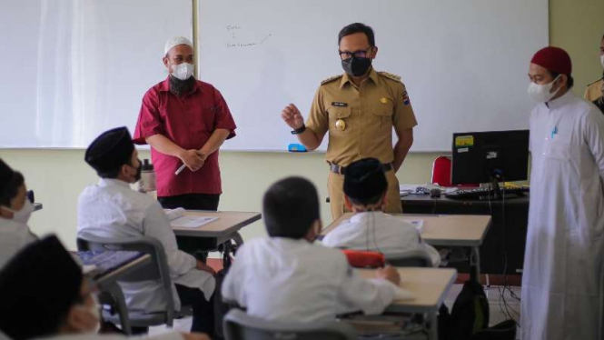 Wali Kota Bogor Bima Arya menginspeksi pelaksanaan Pelaksanaan Pembelajaran Tatap Muka (PTM) Terbatas di beberapa sekolah kota itu, salah satu SMP Bintang Pelajar Islamic Boarding School (BPIBS).