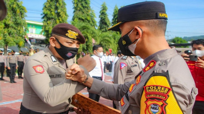 Kapolres Enrekang AKBP Andi Sinjaya beri penghargaan ke anggota berprestasi