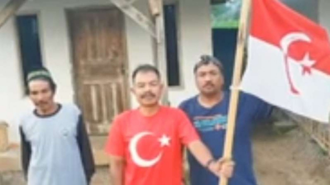 Tiga pria tak dikenal yang tampil dalam video memuat pesan-pesan dan atribut bendera Negara Islam Indonesia (NII) viral di media sosial dan kejadian itu diduga dibuat Kabupaten Garut, Jawa Barat.