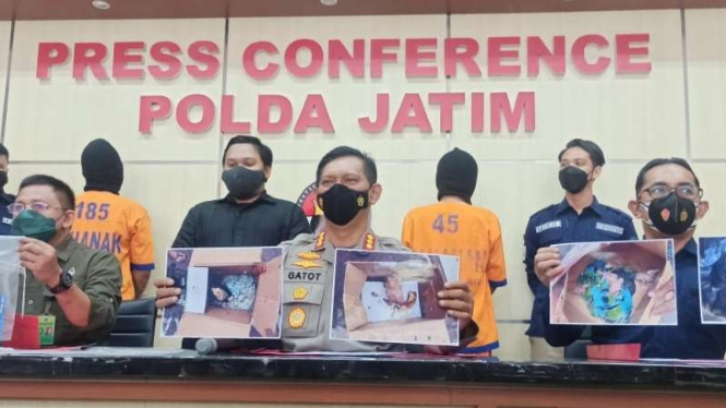 Kepala Bidang Hubungan Masyarakat Polda Jawa Timur Kombes Pol Gatot Repli Handoko merilis kasus jual beli satwa dilindungi dalam konferensi pers di kantornya, Rabu, 13 Oktober 2021.