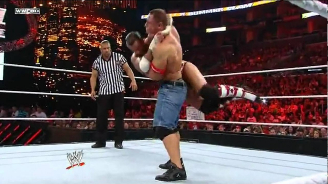 Pegulat WWE, John Cena banting lawan
