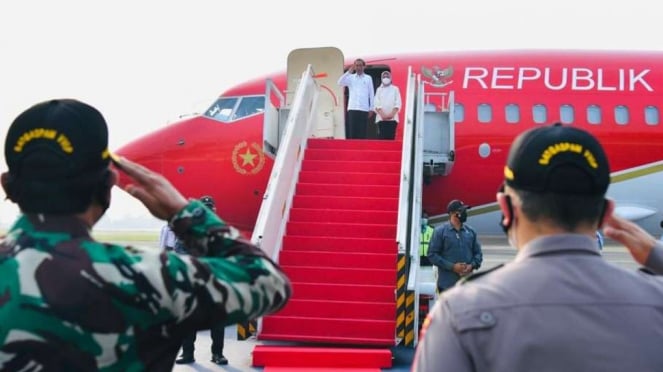 Usai tak lagi menjadi presiden, Jokowi menaiki Pulkam Garuda