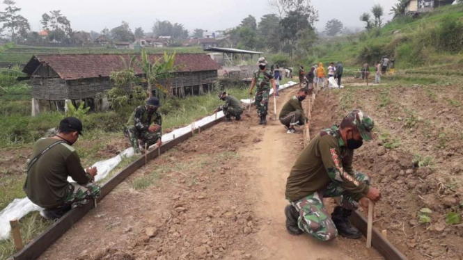 Sejumlah prajurit TNI Kodam V/Brawijaya melaksanakan TMMD ke-112 dengan membuat jalan penghubung dua desa perbatasan Kediri-Nganjuk dan pembangunan musala di desa setempat.