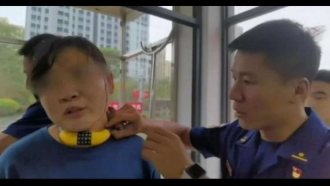 Seorang wanita di China lehernya digembok oleh anaknya