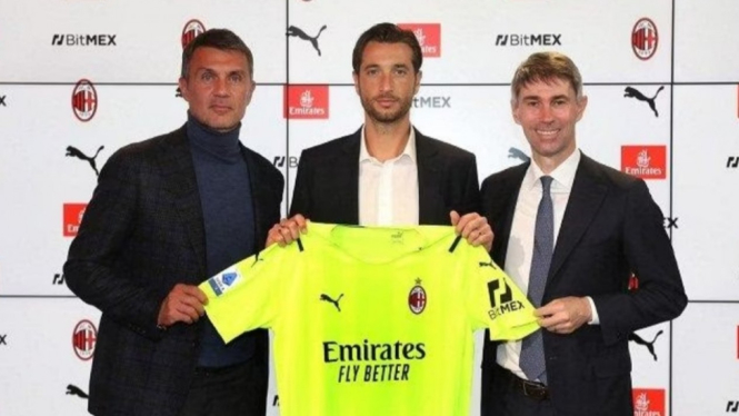 Kiper baru AC Milan, Antonio Mirante. 