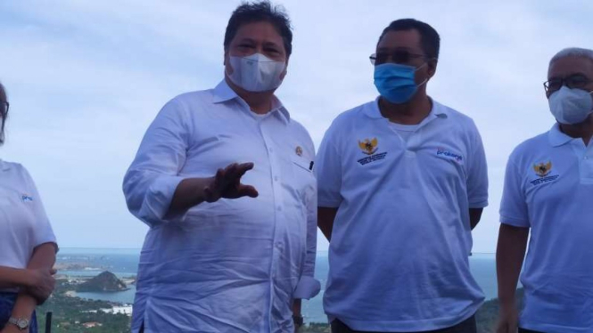 Menko Airlangga bersama Gubernur NTB Zulkieflimansyah di Kuta, Lombok Tengah.