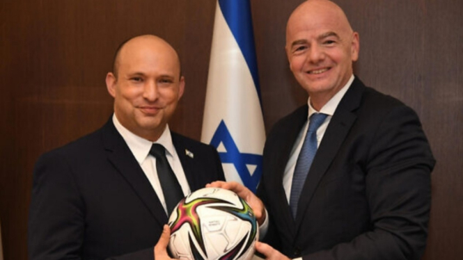 Perdana Menteri Israel, Naftali Bennet, bersama Presiden FIFA, Gianni Infantino.