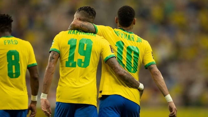 Neymar dan Rapinha merayakan gol Brasil ke gawang Uruguay
