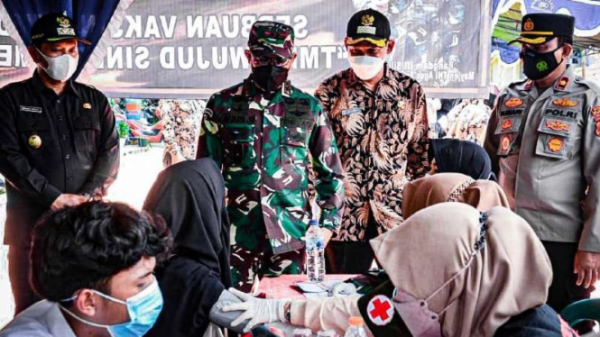 Panglima Kodam III/Siliwangi Mayjen TNI Agus Subiyanto saat meninjau kegiatan vaksinasi COVID-19 untuk warga di daerah pelosok Kabupaten Majalengka, Jawa Barat, Jumat, 15 Oktober 2021.