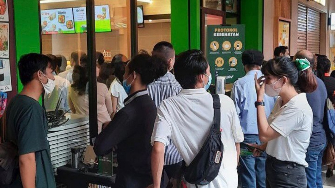 Antrean pembeli di Subway Indonesia.