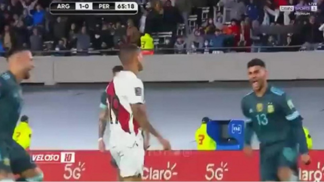 Pemain Peru, Yoshimar Yotun, diejek 2 bek Argentina usai gagal penalti. 