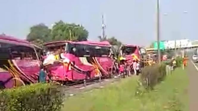 Bus peziarah tabrakan beruntun di tol Tangerang Merak (Tamer).