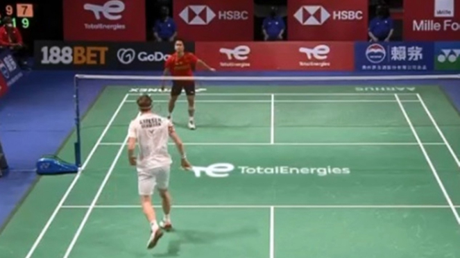 616abad003245-anthony-sinisuka-ginting-melawan-viktor-axelsen-di-thomas-cup_663_372