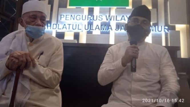 Gus Yahya (kanan) usai pertemuan dengan PWNU dan PCNU se Jawa Timur di Surabaya.