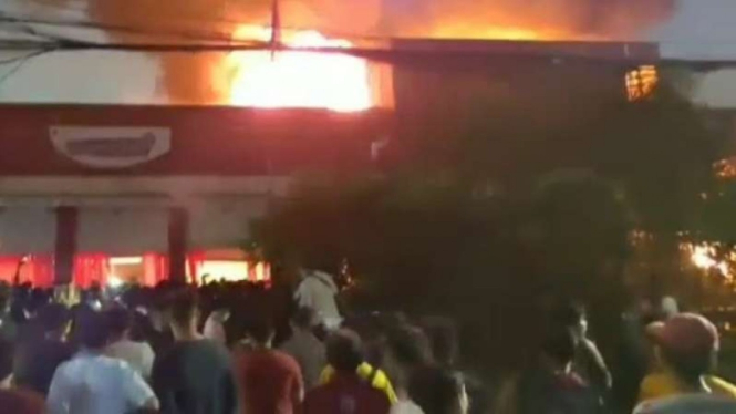 Kebakaran sebuah gudang di Mangga Dua Selatan, Jakarta.
