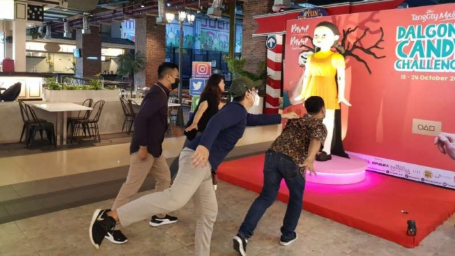 Sejumlah orang pengunjung mal Tangerang City, Tangerang, Banten, Minggu, 17 Oktober 2021, menjajal permainan Squid Game yang diadaptasi dari film seri asal Korea Selatan.