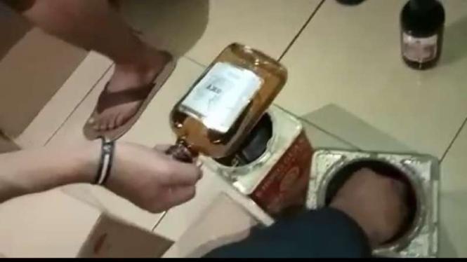 Polisi menggeledah lemari di rumah seorang ibu rumah tangga di Kabupaten Garut, Jawa Barat, Sabtu, 16 Oktober 2021, yang digunakan untuk menyimpan dan menyembunyikan obat-obatan berbahaya dan minuman keras.