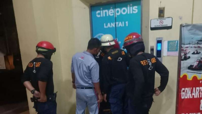 Petugas mencoba mengevakuasi tujuh orang terjebak yang di dalam lift di Mal Blu Plaza, Kota Belasi, Jawa Barat, Sabtu malam, 16 Oktober 2021.