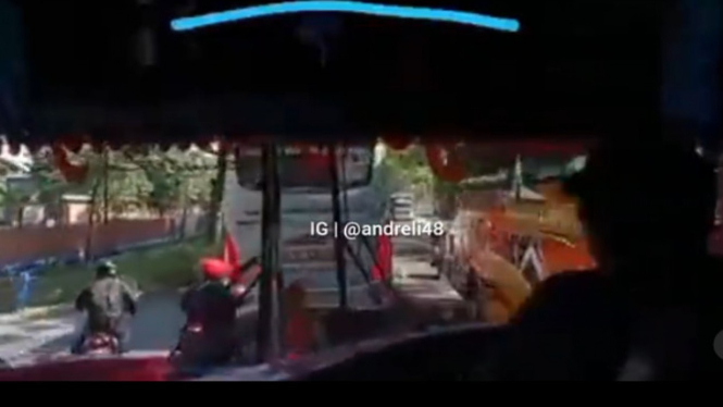Viral Video Detik-detik Bus Gencet Motor (Instagram/andreli48)